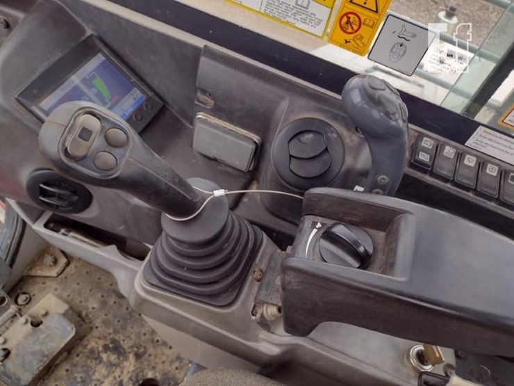 2015-takeuchi-tb280fr-image-8