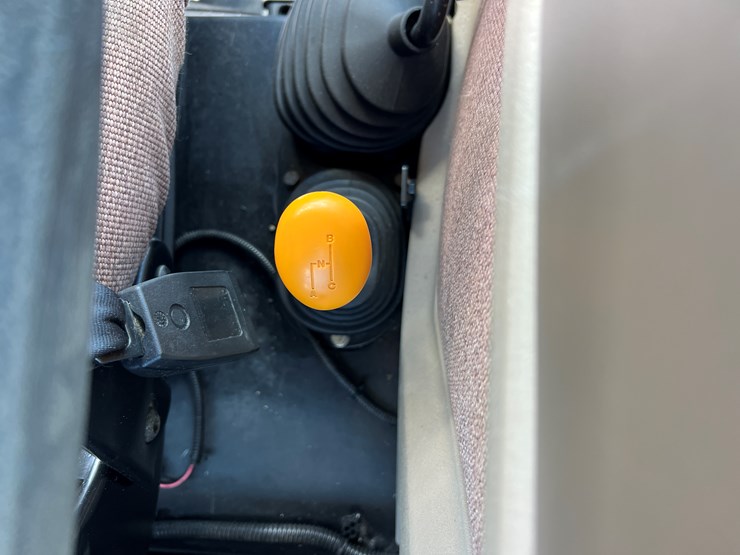 2012-john-deere-5083e-image-13