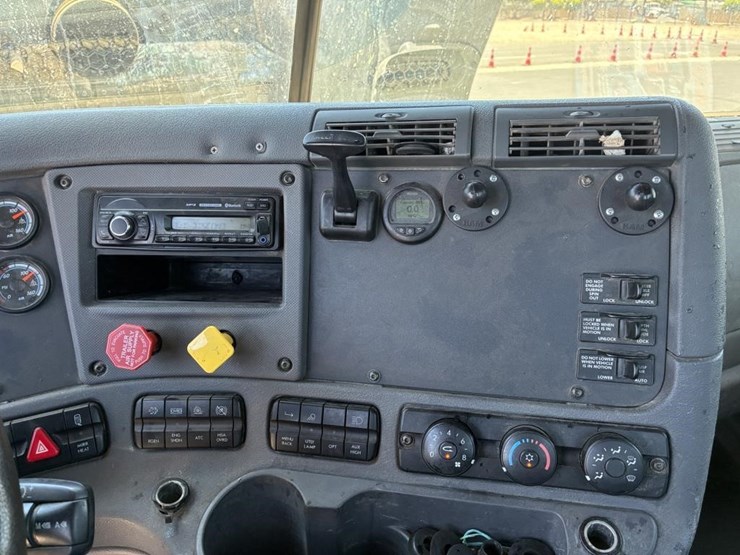 2016-freightliner-cascadia-truck-tractor-image-18
