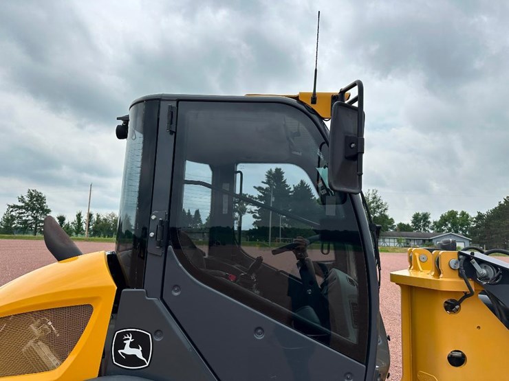 2017-deere-304l-image-24