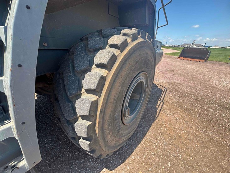 2017-liebherr-l586-image-30
