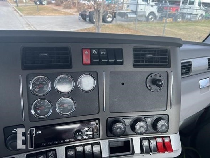 2016-kenworth-t880-image-51