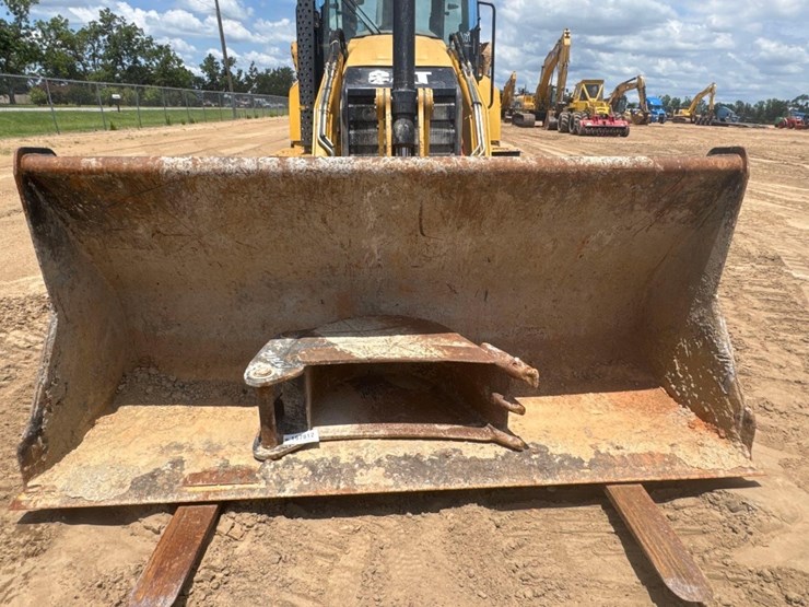 2019-caterpillar-440-image-25