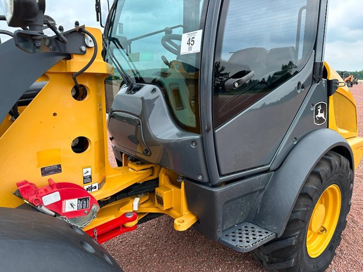 2017-deere-304l-image-19