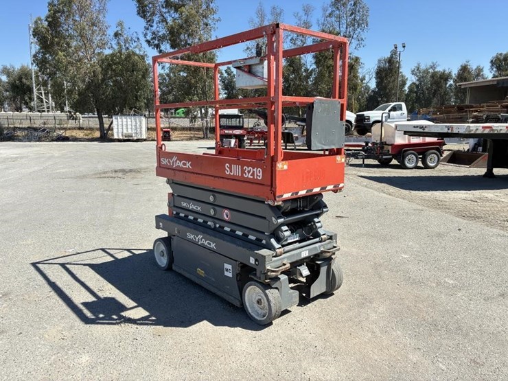 2018-sky-jack-sj111-3219-scissor-lift-image-2