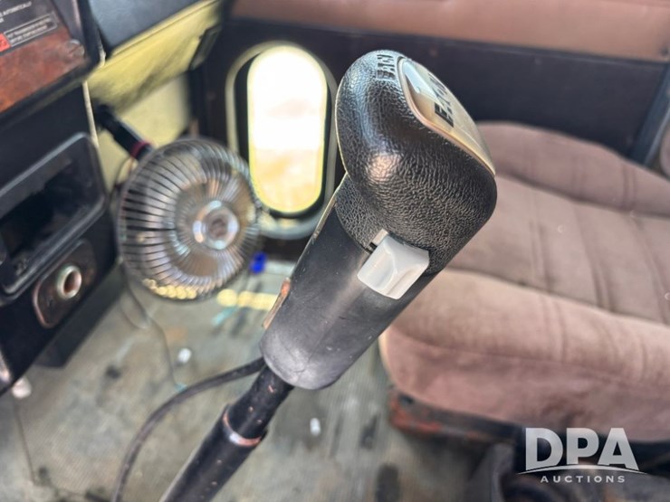 1996-peterbilt-377-image-85