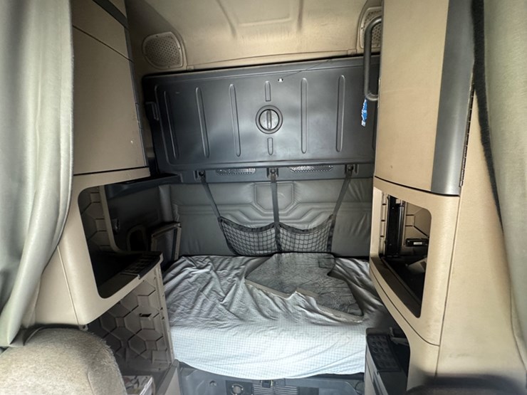 2018-freightliner-cascadia-sleeper---automatic-air-pressure-builds-slower-than-normal-when-truck-has-image-6