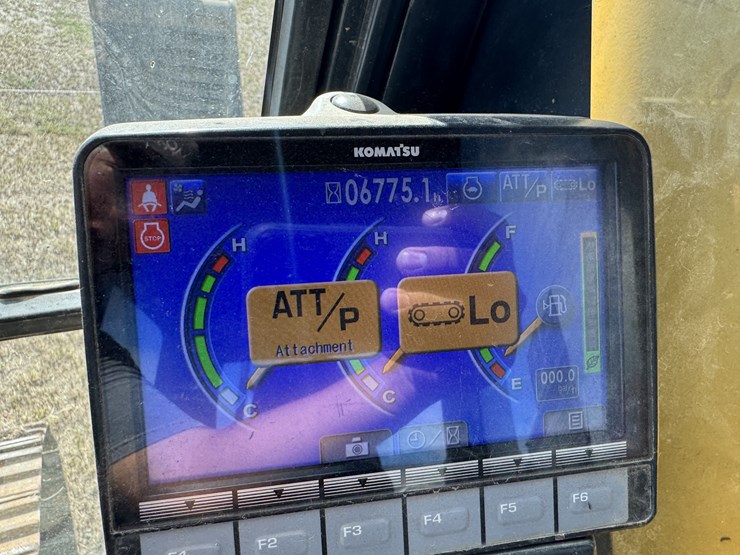 2015-komatsu-pc210-lc-image-16