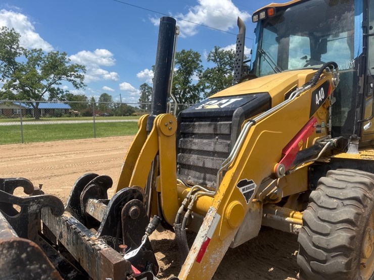 2019-caterpillar-440-image-21
