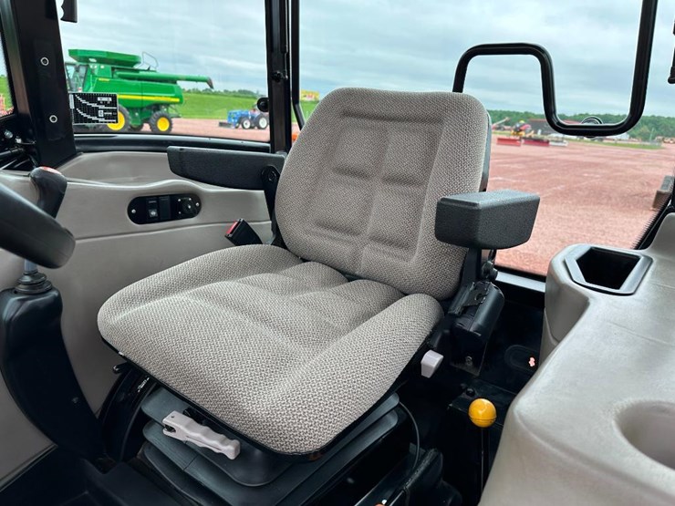 2015-case-ih-farmall-125a-image-43