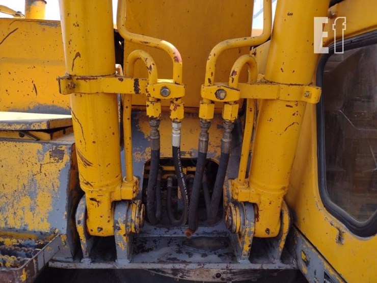 1992-deere-490e-image-22