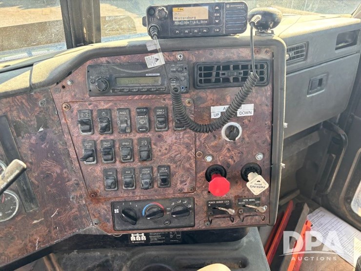 2002-ihc-9400i-day-cab-truck-(gp10940,-unit-109996)-image-77