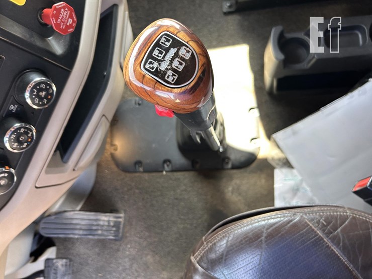 2020-peterbilt-567-image-23