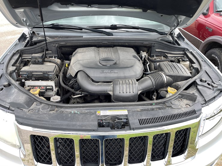2011-jeep-grand-cherokee-laredo-image-34