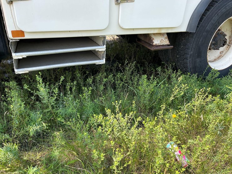 1998-freightliner-fl70-image-21