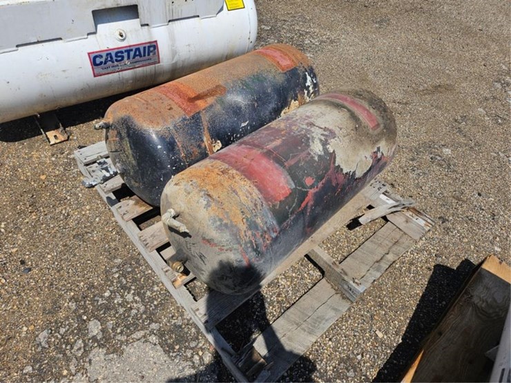 #2556-•-pallet-of-air-tanks-image-4