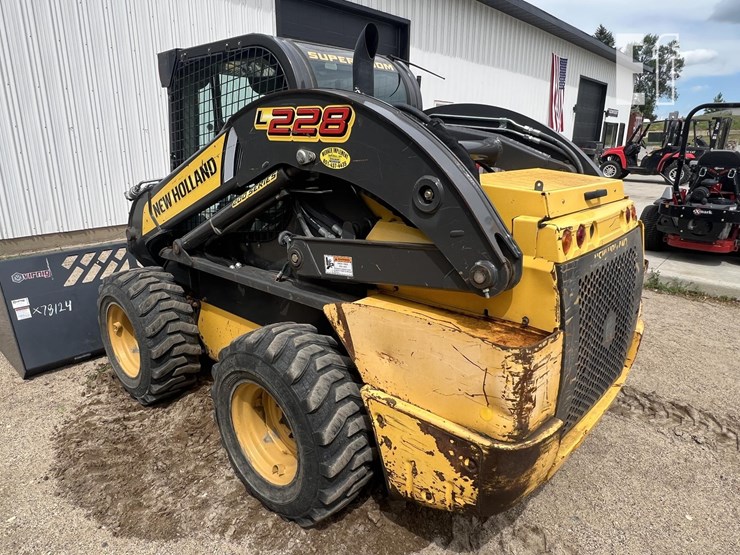 2017-new-holland-l228-image-2