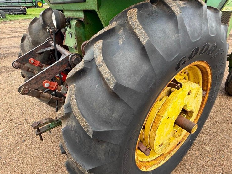 john-deere-4010-image-11