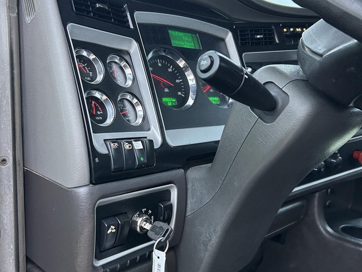 2014-kenworth-t600-image-15