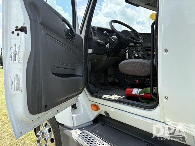 2018-ihc-lt-625-liquid-nurse-truck-(pz13706)-image-11