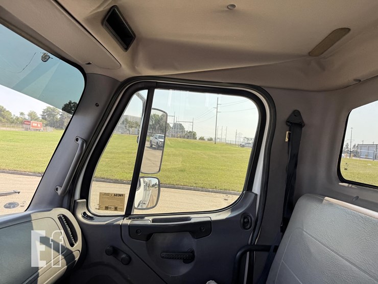 2005-freightliner-business-class-m2-106-image-53