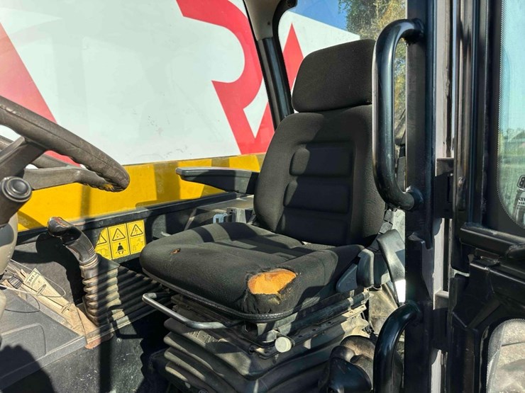 2011-jcb-541-70-image-23
