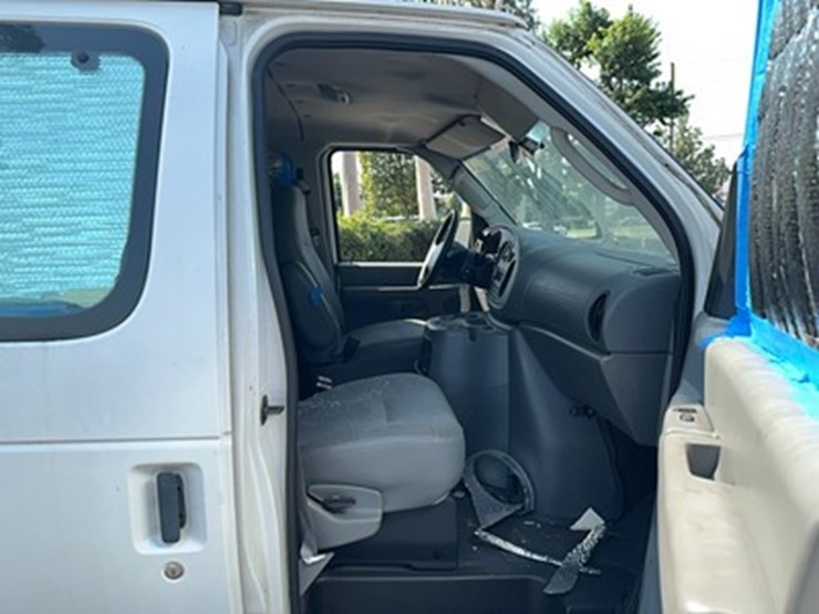 2004-ford-e350-image-5