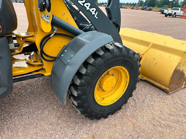 2019-deere-244l-image-10
