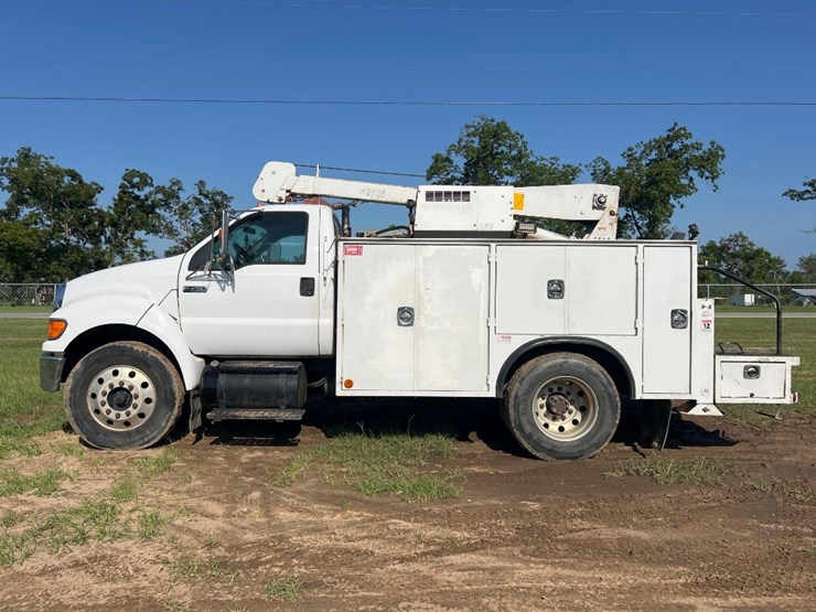 2006-ford-f750-xlt-image-1
