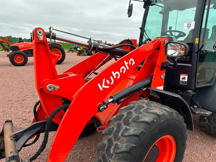 2021-kubota-r640-image-32