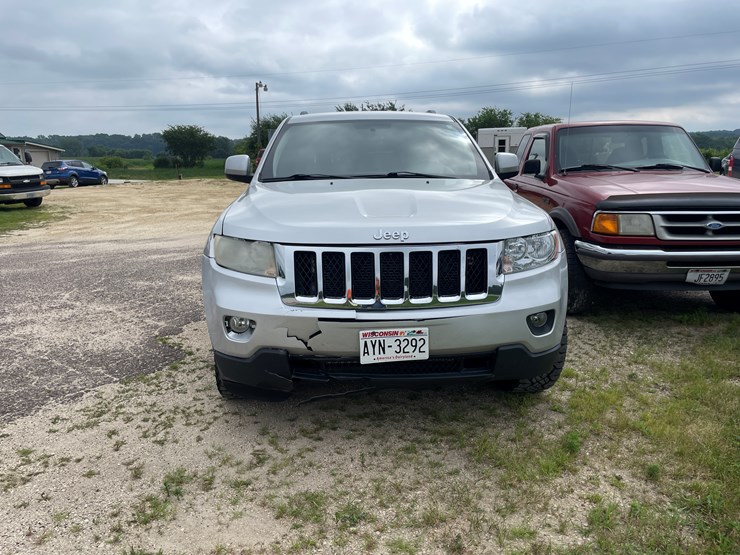 2011-jeep-grand-cherokee-laredo-image-2