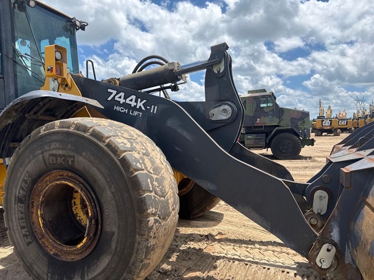 2015-deere-744k-image-17