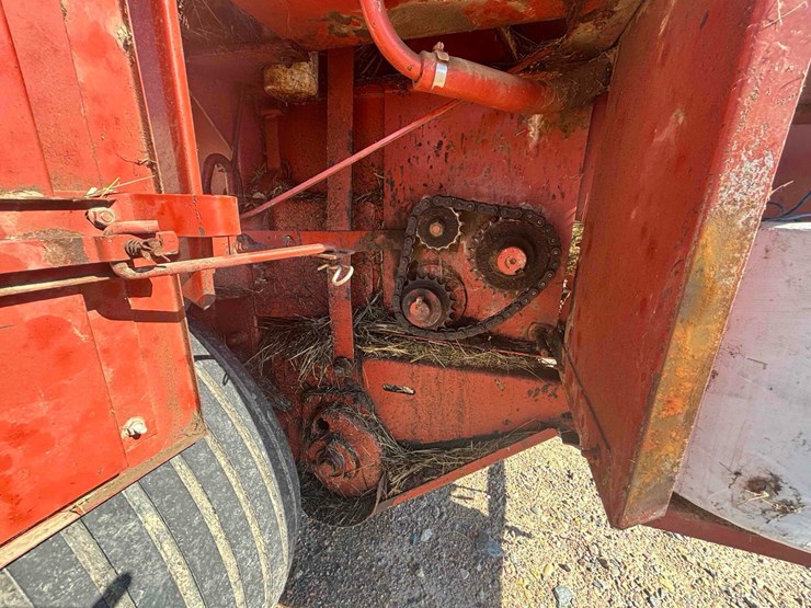 hesston-560-image-12