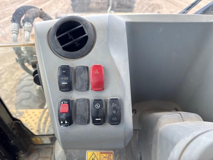 2019-caterpillar-440-image-34