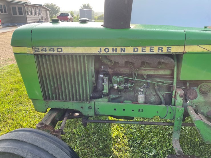 john-deere-2440-image-23