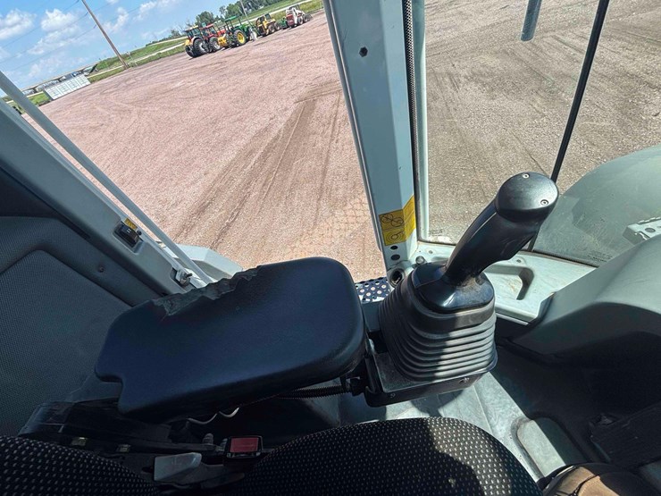 2017-liebherr-l586-image-38