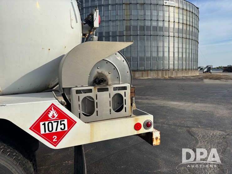 2013-peterbilt-337-image-44