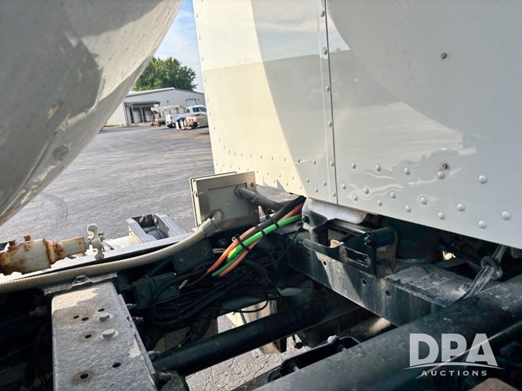2013-peterbilt-337-image-54