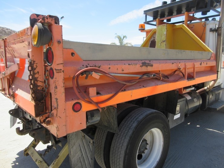 2001-freightliner-fl70-image-15