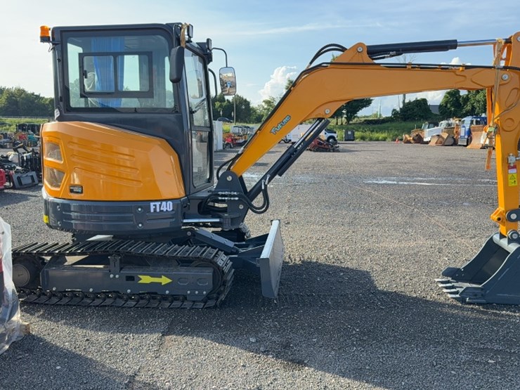 #2044-•-2025-future-ft40-mini-excavator-image-4