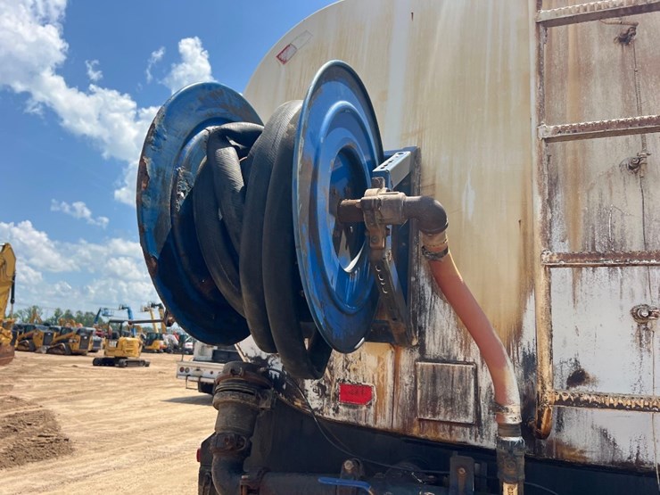 2003-peterbilt-330-image-16