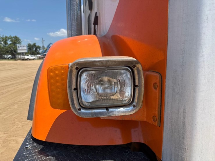 2015-peterbilt-class-8-cement-mixer-truck-image-21