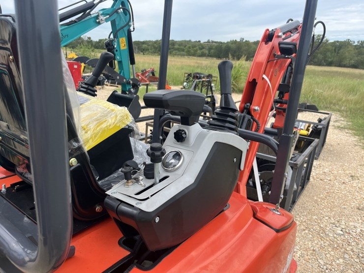 cfg-qk20r-mini-excavator-image-10
