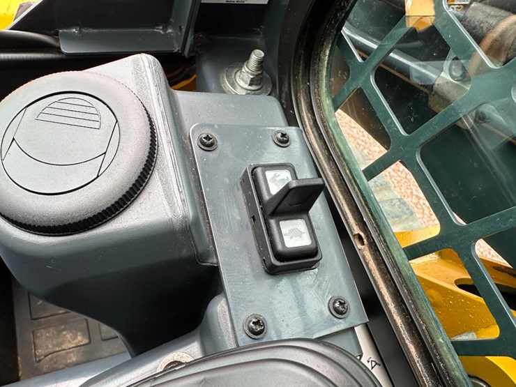 2020-deere-317g-image-42