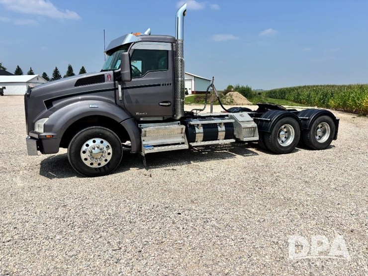2016-kenworth-t880-image-12