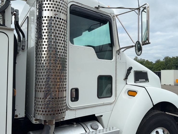2007-kenworth-t300-image-6