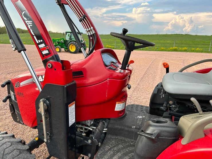 2011-case-ih-farmall-40-image-28