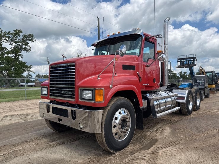 2012-mack-chu613-day-cab-flat-top-road-tractor-image-2
