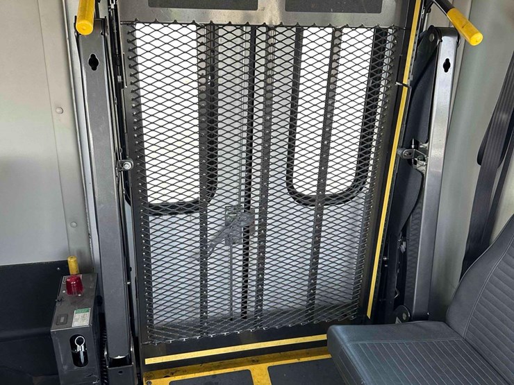 2017-ford-e450-image-32