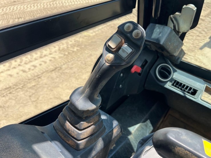 2021-jcb-3ts-8t-image-27